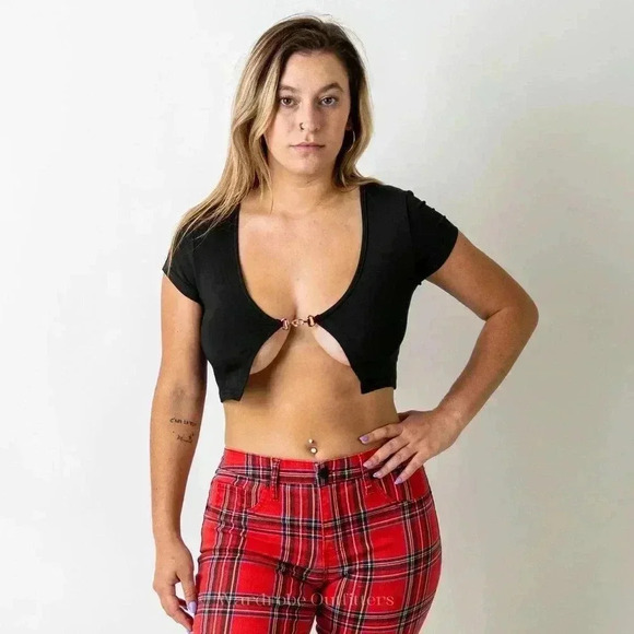 Black Open Front Low Cut Metal Clasp Crop Top - Picture 3 of 7